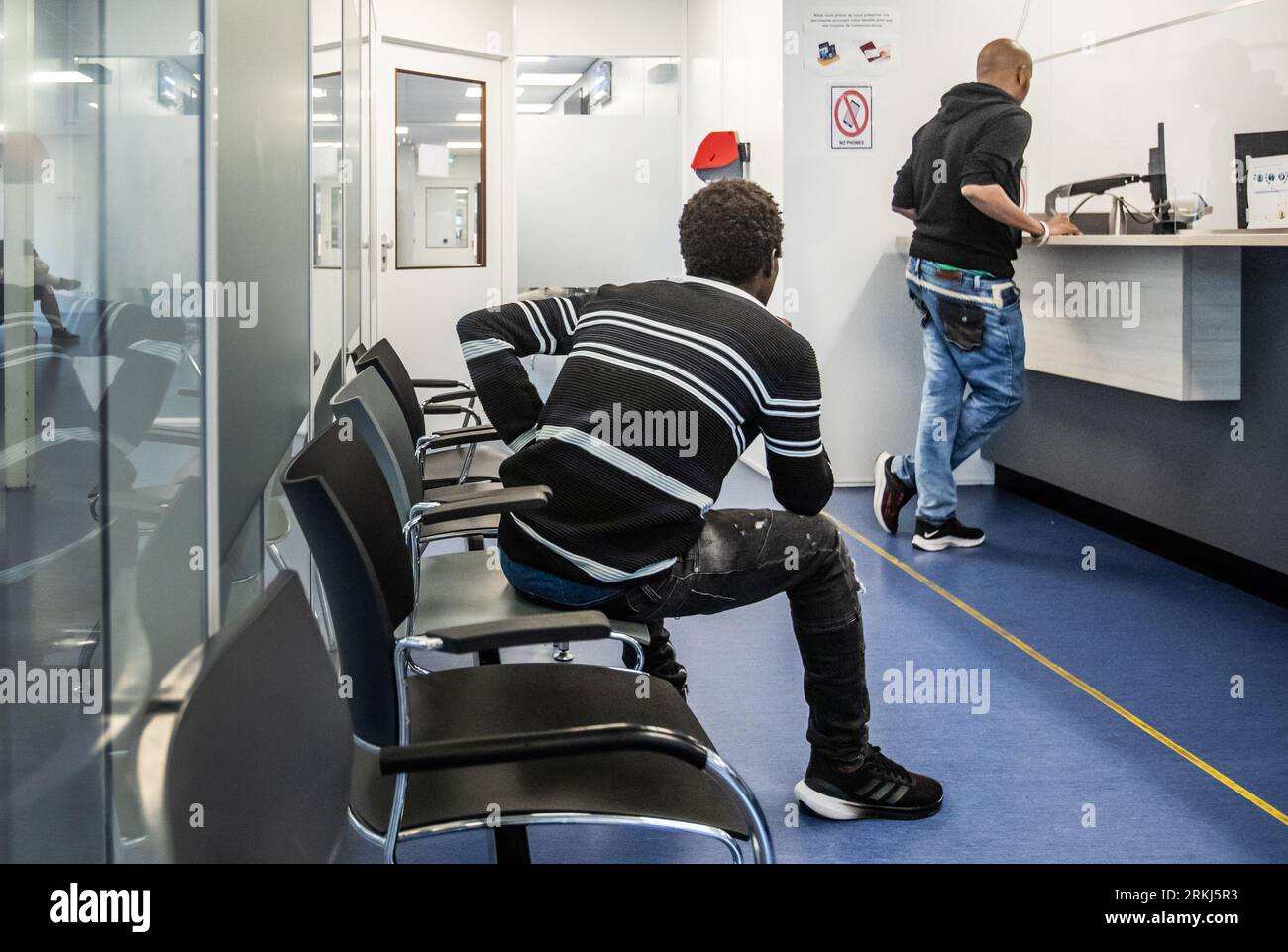TER APEL - Flüchtlinge im Wartezimmer des IND-Anwendungszentrums in Ter Apel. ANP EVA PLEVIER niederlande aus - belgien aus Stockfoto