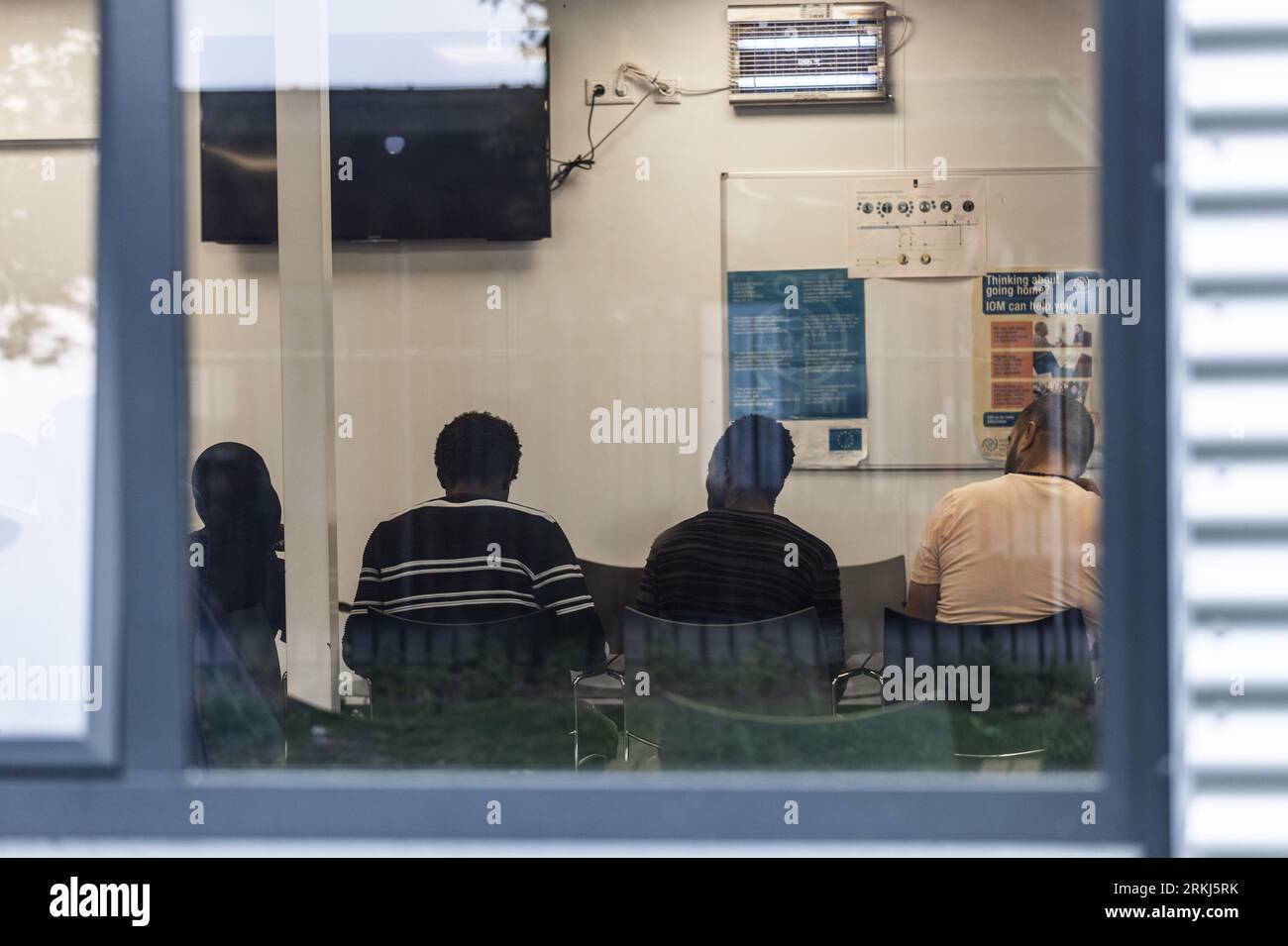 TER APEL - Flüchtlinge im Wartezimmer des IND-Anwendungszentrums in Ter Apel. ANP EVA PLEVIER niederlande aus - belgien aus Stockfoto