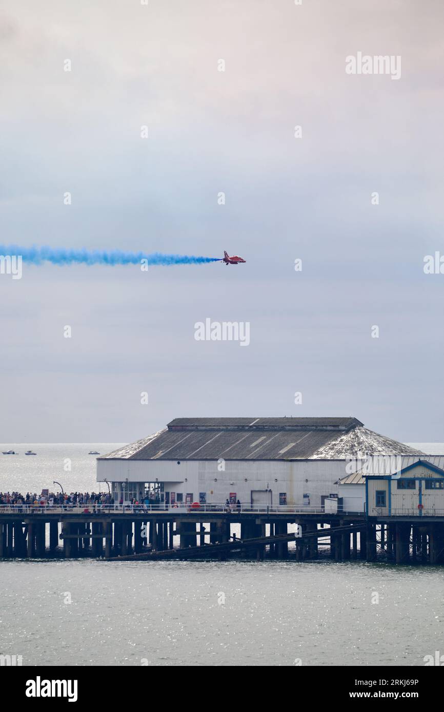 Rote Pfeile zeigen das Team auf der Clacton Air Show an Stockfoto