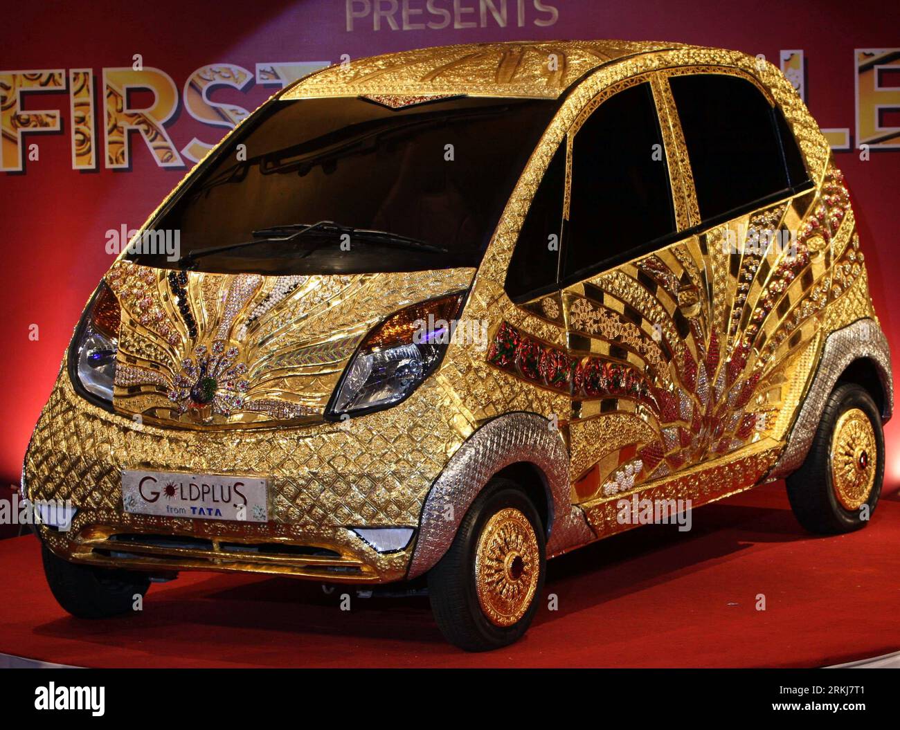 Bildnummer: 56031058 Datum: 19.09.2011 Copyright: imago/Xinhua (110919) -- MUMBAI, 19. September 2011 (Xinhua) -- das erste Gold-Schmuckauto der Welt, das von Tata beansprucht wurde, wird während einer Enthüllungszeremonie in Mumbai, Indien, am 19. September 2011 gesehen. Etwa 80 kg 22-karätiges Gold, etwa 15 kg Silber und 10.000 Edelsteine wurden zur Dekoration des Tata Nano-Wagens verwendet. (Xinhua/Stringer) INDIA-MUMBAI-TATA-GOLD SCHMUCKWAGEN PUBLICATIONxNOTxINxCHN Wirtschaft kurios Aufmacher Premiere x2x xsk 2011 quer o0 Silber, Edelsteine, Auto, Fahrzeug, Goldplus, Tata, Objekte, Luxus 56031058 Datum 19 09 2011 Copyright I Stockfoto