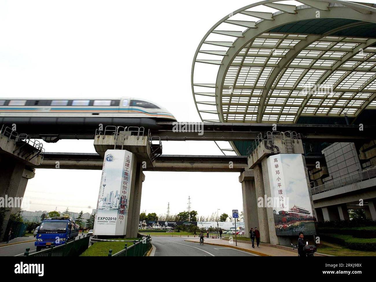 Bildnummer: 56056697  Datum: 26.04.2006  Copyright: imago/Xinhua (110921) -- BEIJING, Sept. 21, 2011 (Xinhua) -- File photo taken on April 26, 2006 shows a maglev train enters the Longyang Station of east China s Shanghai Municipality.  PUBLICATIONxNOTxINxCHN  Gesellschaft Bahn Verkehr x2x xst 2006 quer o0 Magnetschwebebahn Transrapid     56056697 Date 26 04 2006 Copyright Imago XINHUA  Beijing Sept 21 2011 XINHUA File Photo Taken ON April 26 2006 Shows a MAGLEV Train enters The Long Yang Station of East China S Shanghai Municipality PUBLICATIONxNOTxINxCHN Society Railway Traffic x2x  2006 hor Stockfoto