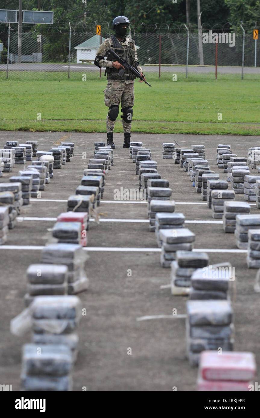 Bildnummer: 56062112 Datum: 21.09.2011 Copyright: imago/Xinhua (110922) -- PANAMA CITY, 22. September 2011 (Xinhua) -- Ein Mitglied der Luftstreitkräfte Panamas stellt Pakete von beschlagnahmten Drogen während einer Präsentation vor den Medien in Panama City, Hauptstadt von Panama, 21. September 2011. Die Luftwaffe beschlagnahmte 217 kg Kokain und nahm am Mittwoch zwei Kolumbianer während einer Counternarcotics-Operation in der Region Rio Indio in der Provinz Colon gefangen. (Xinhua/Mauricio Valenzuela) (ctt) PANAMA-PANAMA CITY-DRUGS PUBLICATIONxNOTxINxCHN Gesellschaft Kriminalität Drogen Drogenfund Sicherstellung Fund Militär xjh x0x prem Stockfoto