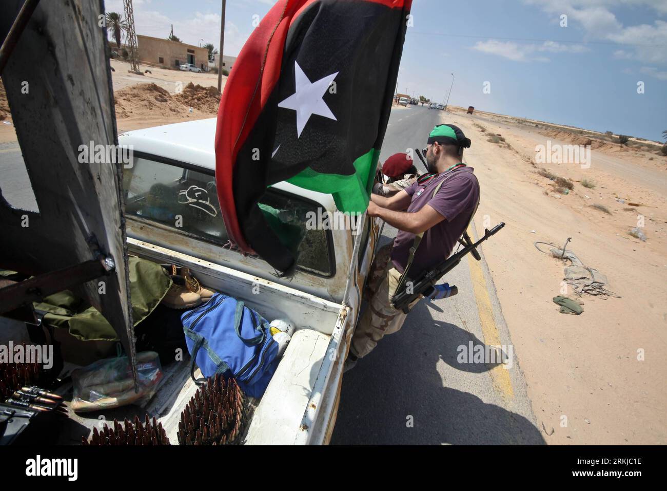 Bildnummer: 56087298 Datum: 23.09.2011 Copyright: imago/Xinhua (110923) -- SIRTE, 23. September 2011 (Xinhua) -- Kämpfer des Nationalen Übergangsrates werden während schwerer Kämpfe zwischen den NTC-Truppen und den verbliebenen Gaddafi-Truppen in Sirte, Libyen, 23. September 2011 gesehen. Verzweifelte Bewohner flohen am Freitag aus Moamer Kadhafis Heimatstadt Sirte, als Kämpfer der libyschen Übergangsregierung die östlichen Randgebiete der Stadt in Erwartung eines endgültigen Angriffs auf eine der beiden verbliebenen Bastionen des gefallenen Führers untersuchten. (Xinhua/Amru Salahuddien) LIBYEN-SIRTE-BATTLE PUBLICATIONxNOTxINxCHN Politik Militär Soldat Rebellen Stockfoto