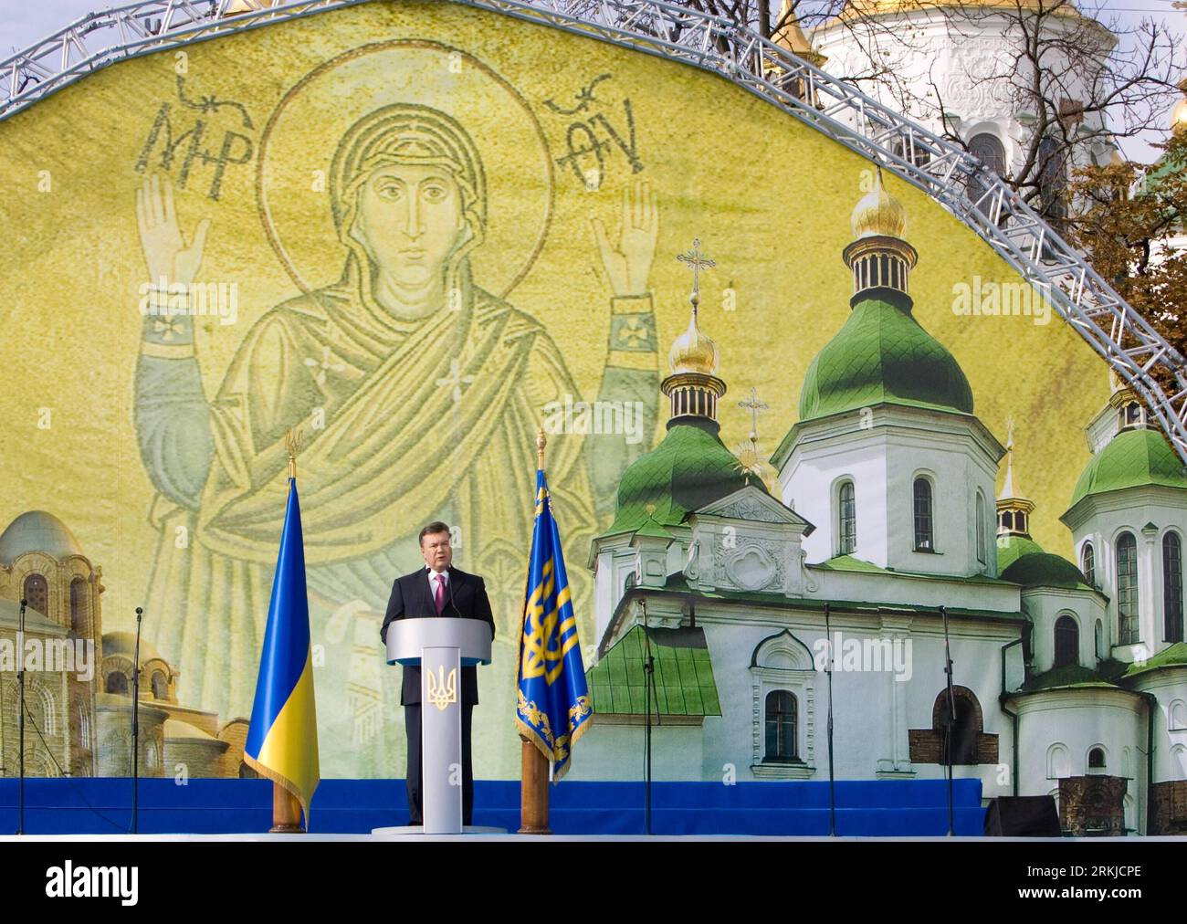 Bildnummer: 56101977 Datum: 24.09.2011 Copyright: imago/Xinhua (110924) -- KIEW, 24. September 2011 (Xinhua) -- der ukrainische Präsident Viktor Janukowitsch hält eine Rede während der Feierlichkeiten zum 1000 Sofia Kathedrale im Zentrum von Kiew, Ukraine, 24. September 2011. St. Die Kathedrale von Sofia wurde 1990 zum UNESCO-Weltkulturerbe erklärt. (Xinhua/Mykhailo Markiv) (wjd) UKRAINE-KIEW-ST. SOFIA KATHEDRALE-1000. JAHRESTAG PUBLICATIONxNOTxINxCHN People Politik Jubiläum 1000 Jahre Kirche xjh x0x Premiere 2011 quer 56101977 Datum 24 09 2011 Copyright Imago XINHUA Kiew 24. September 20 Stockfoto