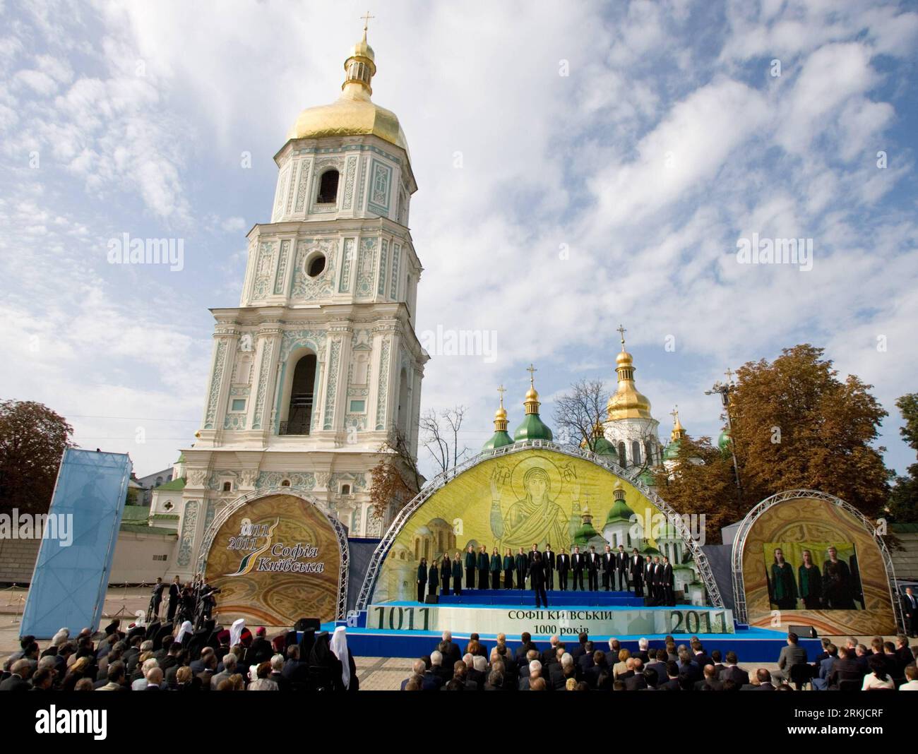 Bildnummer: 56101980 Datum: 24.09.2011 Copyright: imago/Xinhua (110924) -- KIEW, 24. September 2011 (Xinhua) -- die Feierlichkeiten zum 1000. Geburtstag von St. Die Kathedrale von Sofia findet am 24. September 2011 im Zentrum von Kiew in der Ukraine statt. St. Die Kathedrale von Sofia wurde 1990 zum UNESCO-Weltkulturerbe erklärt. (Xinhua/Mykhailo Markiv) (wjd) UKRAINE-KIEW-ST. SOFIA KATHEDRALE-1000. JAHRESTAG PUBLICATIONxNOTxINxCHN People Politik Jubiläum 1000 Jahre Kirche xjh x0x Premiere 2011 quer 56101980 Datum 24 09 2011 Copyright Imago XINHUA Kiew 24. September 2011 XINHUA die Feierlichkeiten zum 1000. Jahrestag o Stockfoto