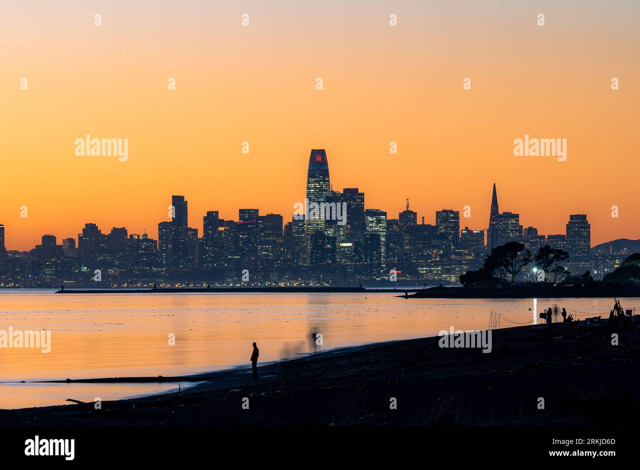 Die ikonische Skyline von San Francisco, Kalifornien bei Sonnenuntergang Stockfoto