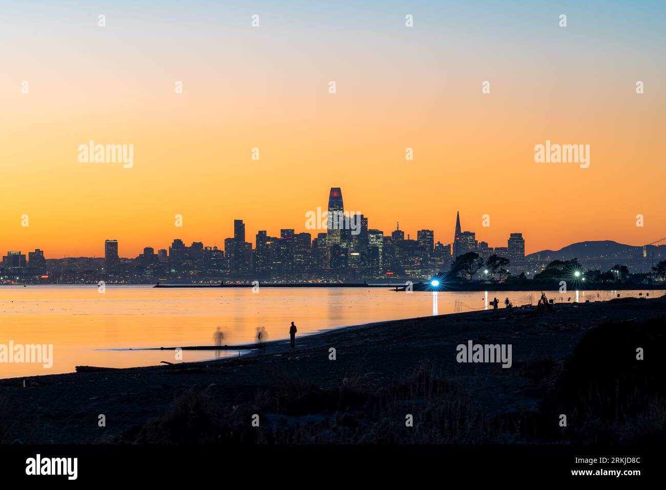 Die ikonische Skyline von San Francisco, Kalifornien bei Sonnenuntergang Stockfoto