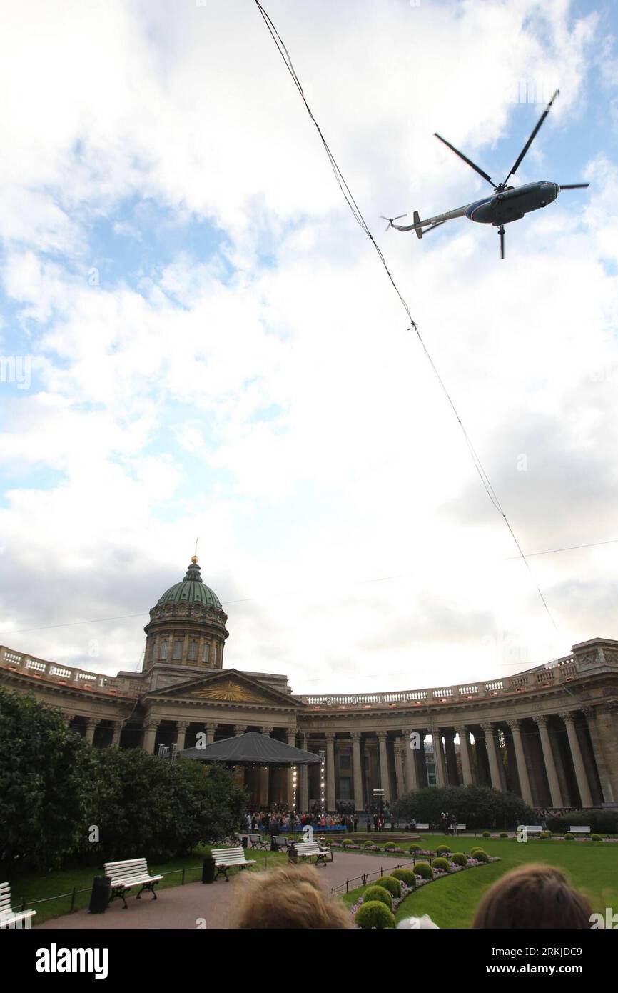 Bildnummer: 56110648 Datum: 25.09.2011 Copyright: imago/Xinhua (110926) -- ST. PETERSBURG, 26. September 2011 (Xinhua) -- Ein Hubschrauber streut Blumen über der Kasan Kathedrale in St. Petersburg, Russland, 25. September 2011. Am Sonntag fand in der Kasaner Kathedrale eine Feier statt, die den 200. Jahrestag ihrer Gründung begeht. (Xinhua/Lu Jinbo) RUSSLAND-ST. PETERSBURG-KASAN KATHEDRALE-200 Jahre PUBLICATIONxNOTxINxCHN Gesellschaft RUS Gebäude Jahrestag Bau Kasaner Kathedrale Kirchen xns x0x 2011 hoch 56110648 Datum 25 09 2011 Copyright Imago XINHUA St Petersburg September 26 2011 XINHUA A H Stockfoto