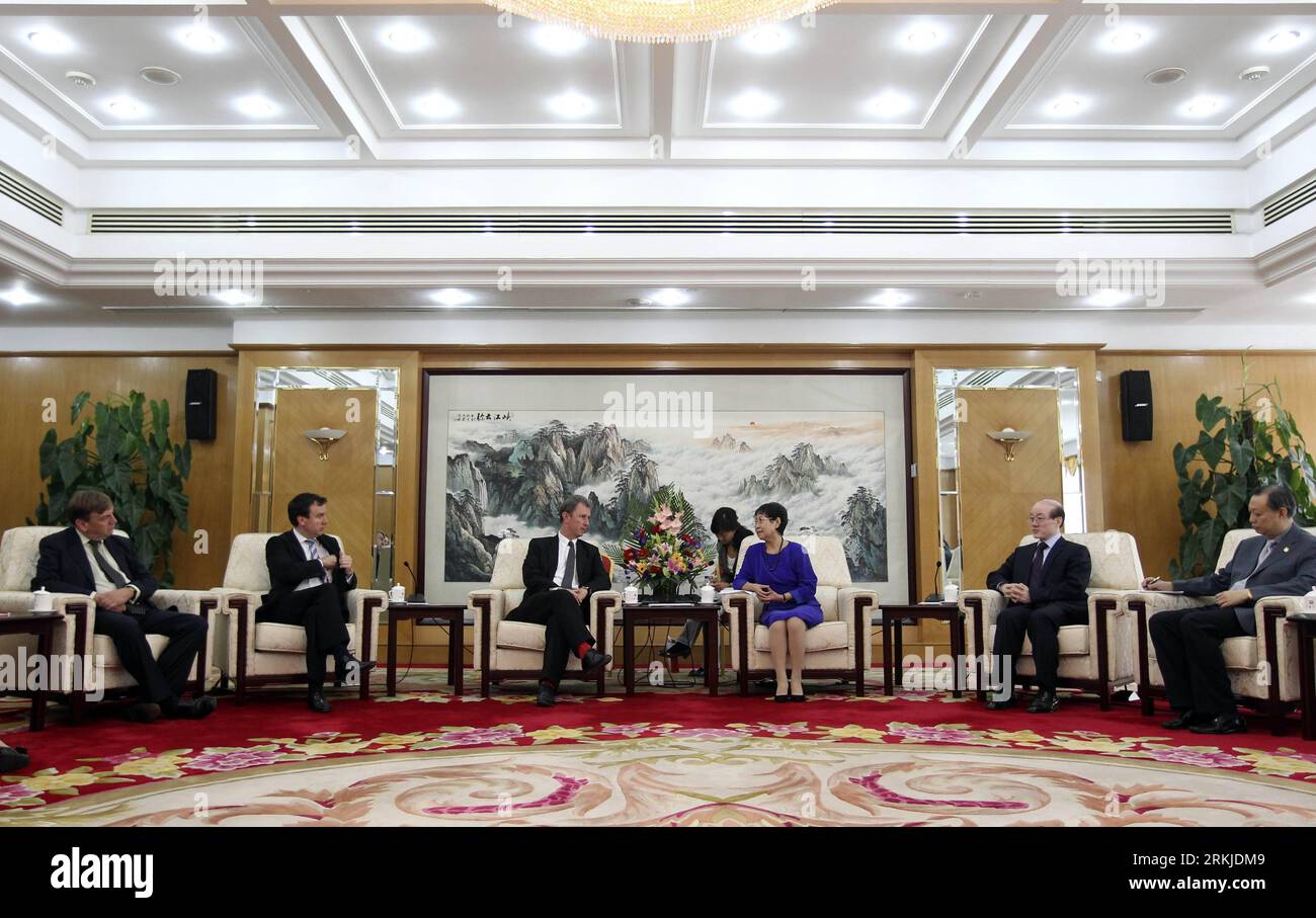 Bildnummer: 56116061 Datum: 26.09.2011 Copyright: imago/Xinhua (110926) -- PEKING, 26. September 2011 (Xinhua) -- Uyunqimg (3. R), stellvertretende Vorsitzende des Ständigen Ausschusses des Nationalen Volkskongresses (NPC), trifft sich mit Nigel Evans (3. L), stellvertretender Sprecher des britischen Unterhauses und Leiter einer Delegation der British Conservative China Group in Peking, Hauptstadt Chinas, 26. September 2011. (Xinhua/Ding Lin) (xzj) CHINA-UYUNQIMG-BRITAIN-NIGEL EVANS-MEETING (CN) PUBLICATIONxNOTxINxCHN People Politik x0x xtm 2011 quer Premiere 56116061 Datum 26 09 2011 Copyright Imago XINHUA B Stockfoto