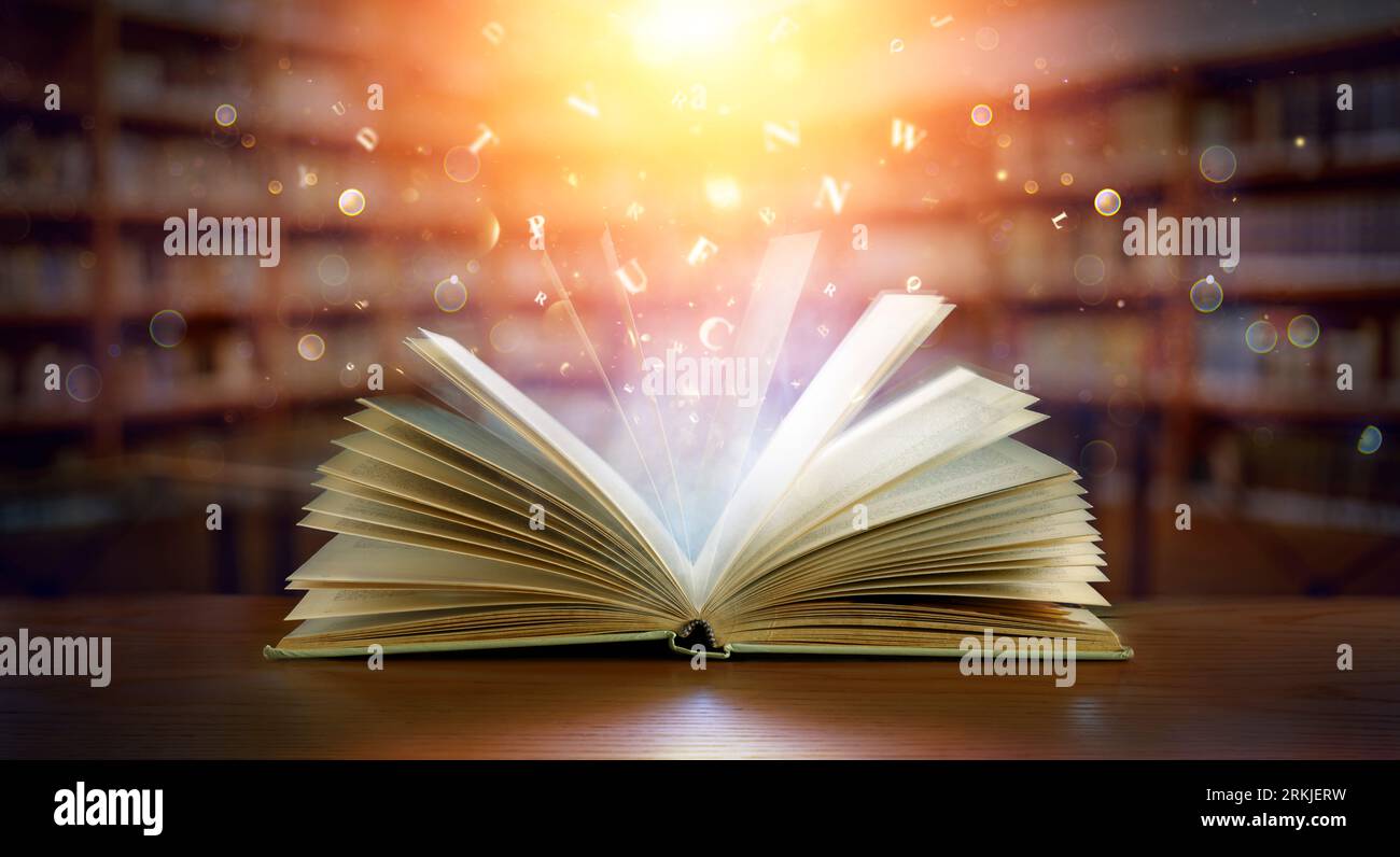 Buch Mit Magischen Lichtern Und Hellen Buchstaben In Der Defokussierten Modernen Bibliothek Stockfoto