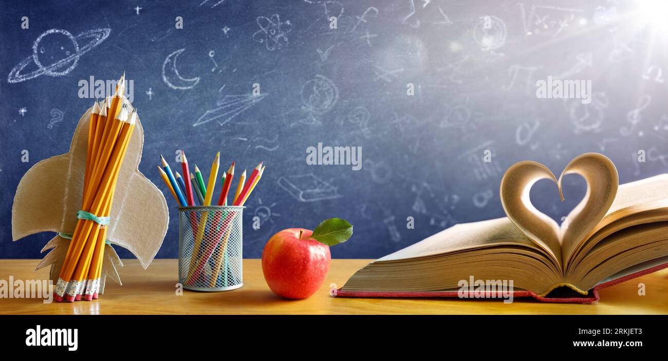 Zurück Zur Schule - Buch Mit Rakete Und Bunte Bleistifte Auf Dem Schreibtisch Mit Blackboard - Startup-Konzept Stockfoto