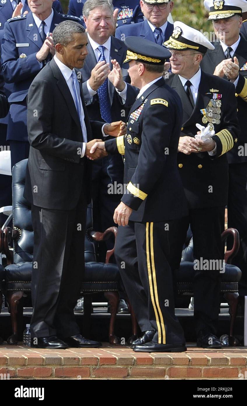 Bildnummer: 56138921 Datum: 30.09.2011 Copyright: imago/Xinhua (110930) -- Sept. 30, 2011 (Xinhua) -- US-Präsident Barack Obama (L, Front) schüttelt die Hände mit Armeegeneral Martin Dempsey (C, Front) während scheidender Vorsitzender der Joint Chiefs of Staff Admiral Mike Mullen (R, Front) blickt auf den Vorsitzenden der Joint Chief of Staff Change of Responsibility Ceremony in der Joint Base Myer-Henderson Hall in Arlington, Virginia, USA, am 30. September 2011. (Xinhua/Zhang Jun) US-MILITÄR-GEMEINSAME STABSCHEFS-VORSITZENDER PUBLICATIONxNOTxINxCHN People Politik USA Militär Verabschiedung Za Stockfoto