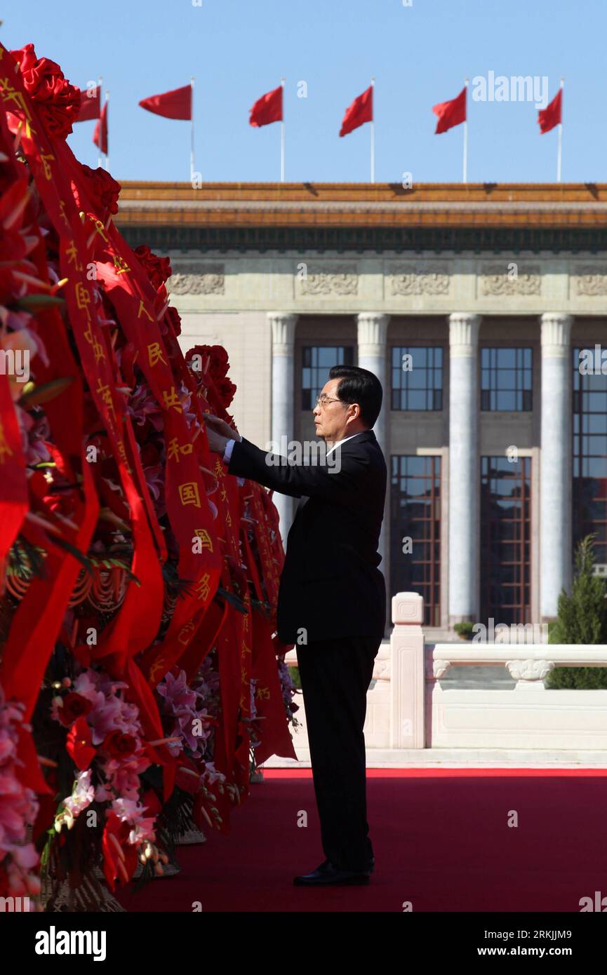 Bildnummer: 56139878 Datum: 01.10.2011 Copyright: imago/Xinhua (111001) -- PEKING, 1. Oktober 2011 (Xinhua) -- der chinesische Präsident Hu Jintao frittiert die roten Bänder auf den Blumenkörben während einer Zeremonie zum Legen von Blumenkörben am Denkmal für die Volkshelden auf dem Tian-Anmen-Platz in Peking, Hauptstadt von China, 1. Oktober 2011. Chinas Spitzenpolitiker legten Blumenkörbe an das Denkmal und würdigten diejenigen, die am Samstagmorgen, anlässlich des 62. Jahrestages der Gründung des Landes, ihr Leben für den Aufbau der Nation opferten. (Xinhua/Lan Hongguang) (ly) CHINA-PEKING-NATIONAL DAY-LEA Stockfoto