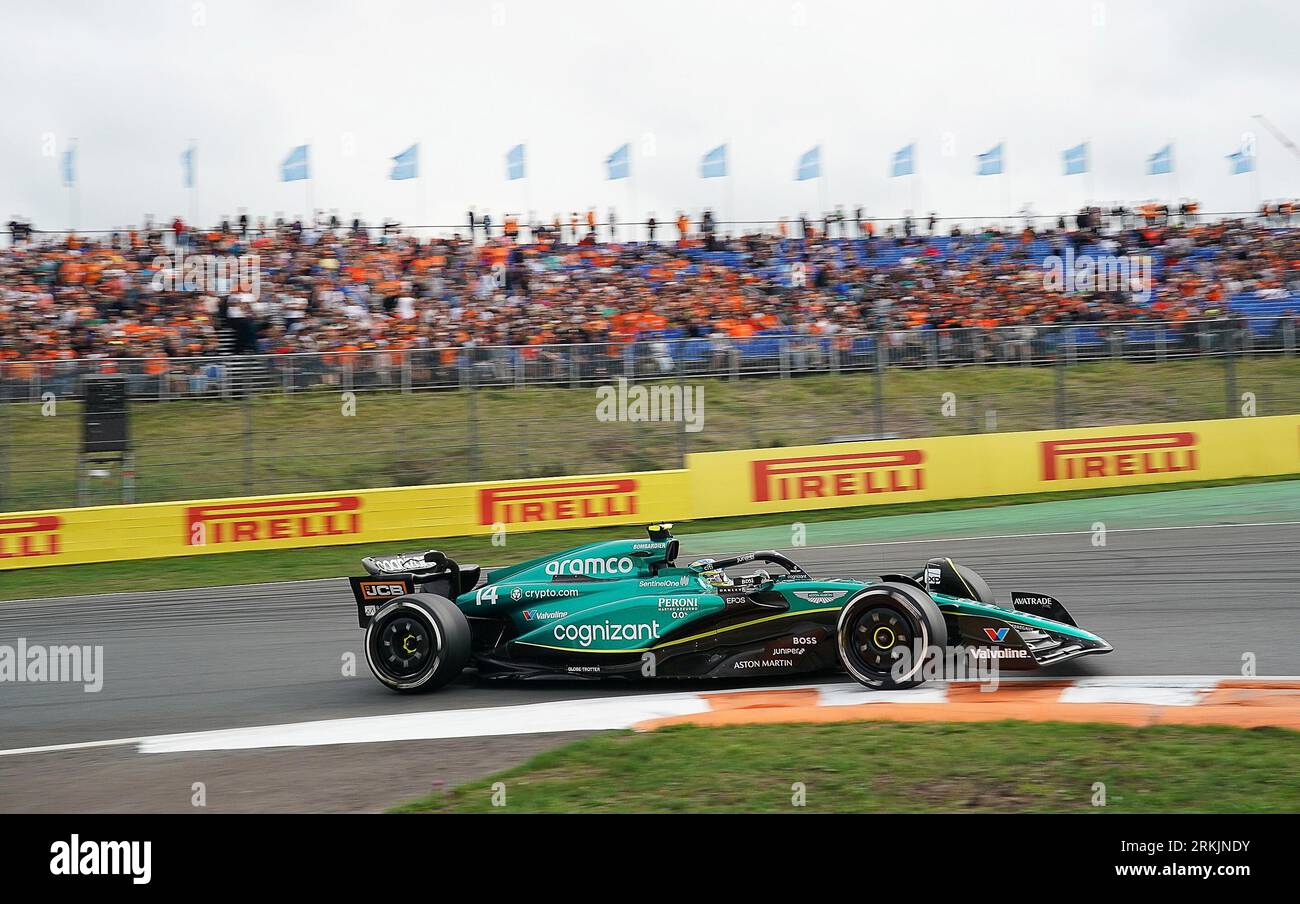 Zandvoort, Niederlande. 25. August 2023. Motorsport: Formel-1-Weltmeisterschaft, großer Preis der Niederlande, 2. Freies Training: Fernando Alonso aus Spanien vom Team Aston Martin ist auf der Piste. Quelle: Hasan Bratic/dpa/Alamy Live News Stockfoto