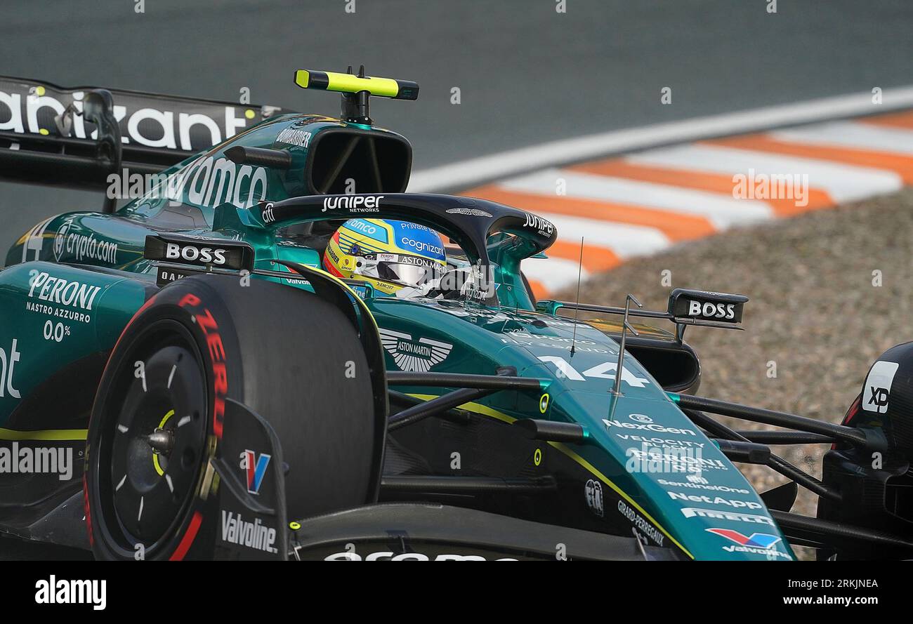 Zandvoort, Niederlande. 25. August 2023. Motorsport: Formel-1-Weltmeisterschaft, großer Preis der Niederlande, 2. Freies Training: Fernando Alonso aus Spanien vom Team Aston Martin ist auf der Piste. Quelle: Hasan Bratic/dpa/Alamy Live News Stockfoto
