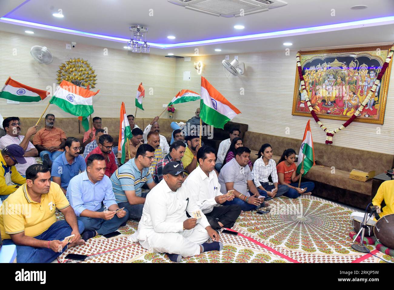 Bikaner, Indien. August 2023. Devotees beteiligen sich an ununterbrochener Rezitation der Hanuman Chalisa, Beten oder der erfolgreichen Landung von Chandrayaan-3 der ISRO (Indian Space Research Organization) auf der Mondoberfläche des Mondes. (Foto: Dinesh Gupta/Pacific Press) Credit: Pacific Press Media Production Corp./Alamy Live News Stockfoto