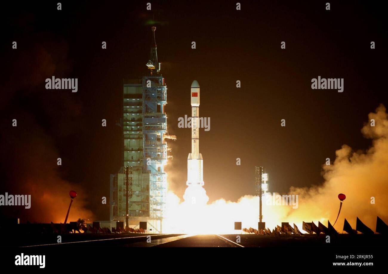 111008 -- BEIJING, Oct. 8, 2011 Xinhua -- A Long March-2FT1 carrier rocket loaded with Tiangong-1 unmanned space lab module blasts off from the launch pad at the Jiuquan Satellite Launch Center in northwest China s Gansu Province, Sept. 29, 2011. Tiangong-1, which is scheduled to dock with the Shenzhou-8 spacecraft later this year, will pave the way for building China s first space station. At present, Asia is playing a significant role in the word which no one can ignore. The emerging economies like China and India, have been the most active growth pole of global economy. Financial Times has Stockfoto