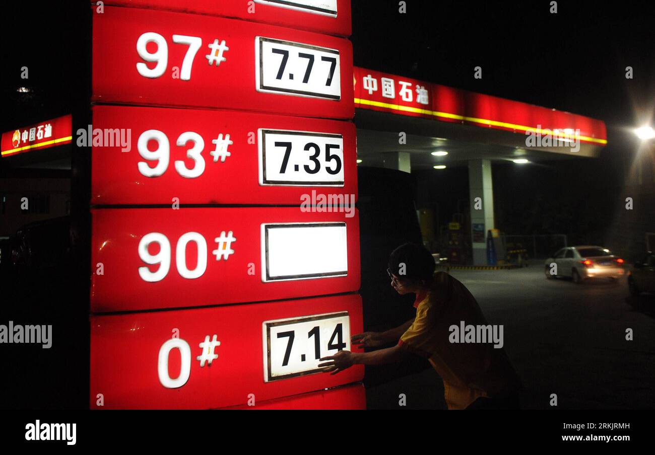 Bildnummer: 56159020 Datum: 08.10.2011 Copyright: imago/Xinhua (111009) -- CHONGQING, 9. Oktober 2011 (Xinhua) -- Ersetzung der Preiskarte an einer Tankstelle in Chongqing, Südwestchina, 9. Oktober 2011. China senkt die Endkundenpreise für Benzin und Diesel ab dem 9. Oktober um 300 Yuan (etwa 47 US-Dollar) pro Tonne. Der Benchmark-Endkundenpreis für Benzin wird nach Angaben der Nationalen Entwicklungs- und Reformkommission (NDRC) um 0,22 Yuan pro Liter und Diesel um 0,26 Yuan pro Liter gesenkt. (Xinhua/Li Jiang) (lj) CHINA-BENZINPREIS-RÜCKGANG PUBLICATIONxNOTxINxCHN Wirtschaft Tankstelle Benzinpreis Benzin Stockfoto