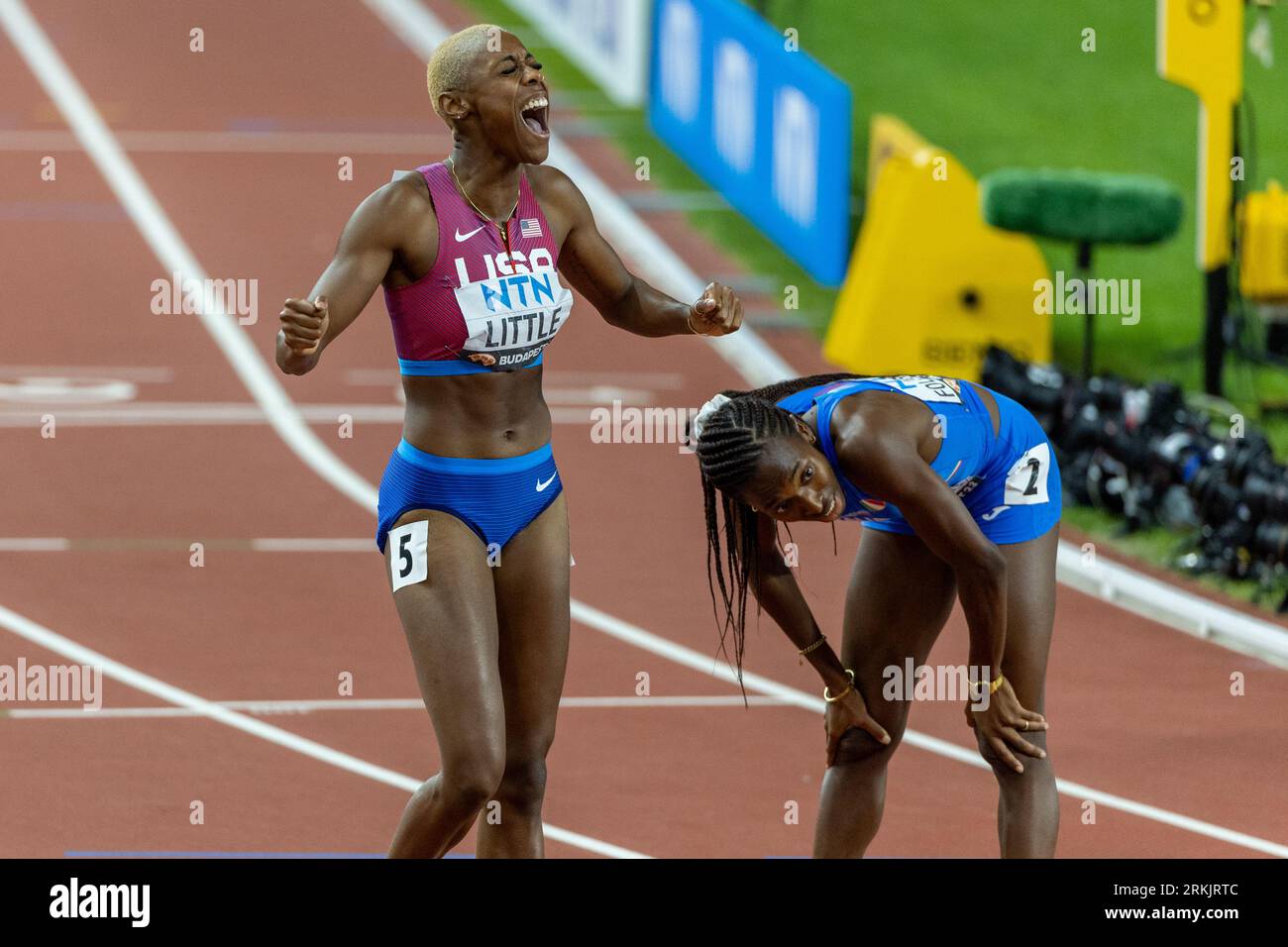 Shamier Little (USA) reagiert auf ihre Silbermedaillenzeit von 52,80 in den 400-Meter-Hürden während der Athletik-Weltmeisterschaften Budapest23 im Nati Stockfoto