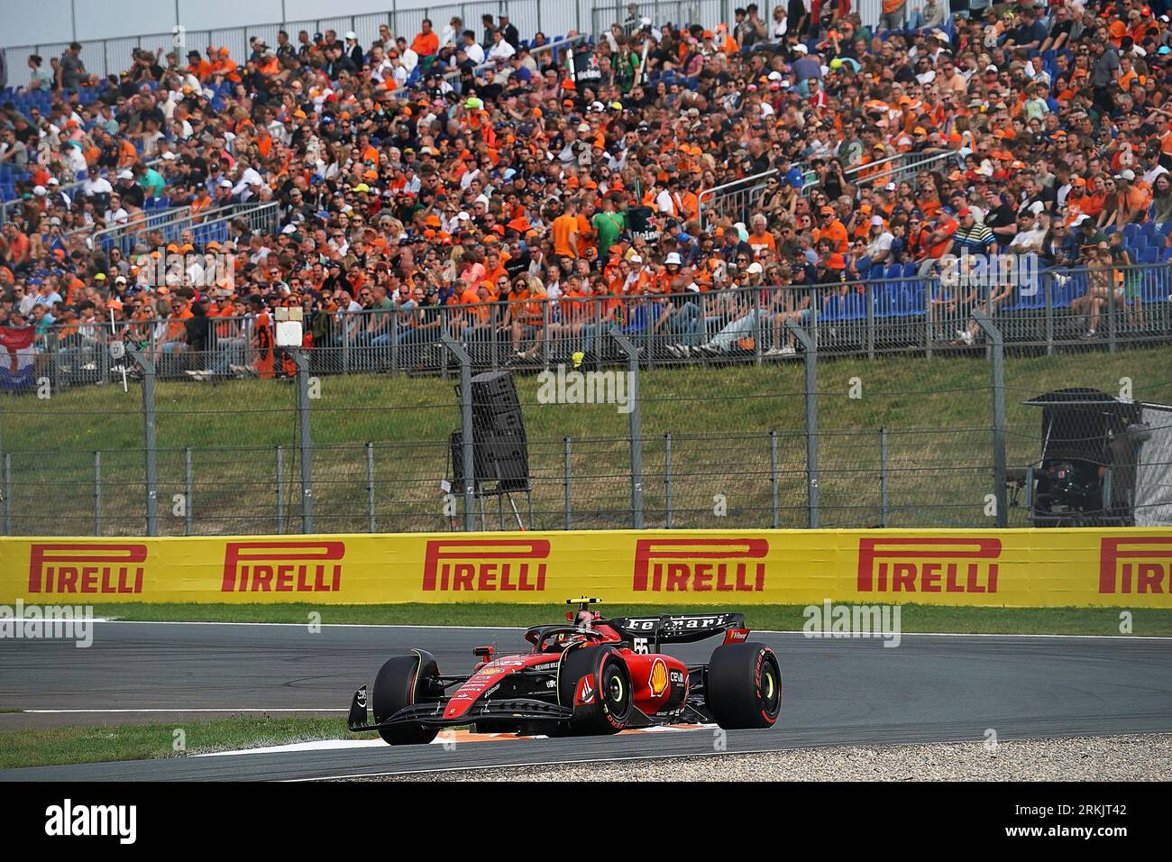 Zandvoort, Niederlande. 25. August 2023. Motorsport: Formel-1-Weltmeisterschaft, großer Preis von Holland, 2. Freies Training: Carlos Sainz aus Spanien vom Ferrari-Team ist auf dem richtigen Weg. Quelle: Hasan Bratic/dpa/Alamy Live News Stockfoto