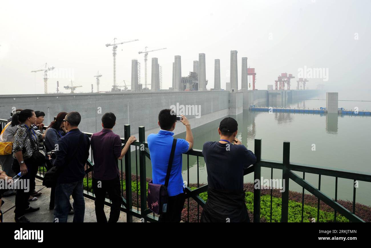 Bildnummer: 56163360 Datum: 10.10.2011 Copyright: imago/Xinhua (111010) -- YICHANG, 10. Oktober 2011 (Xinhua) -- Besuchen Sie das drei-Schluchten-Reservoir in der Stadt Yichang, der zentralchinesischen Provinz Hubei. Der Three Gorges Dam, das größte Wasserkraftwerk der Welt, das den chinesischen Yangtze-Fluss überspannt, begann am 10. September 2011 mit der Speicherung von Wasser, und der Wasserstand sollte bis Ende Oktober oder Anfang November seine geplante volle Kapazität von 175 Metern erreichen. Der aktuelle Wasserstand des Three Gorges Reservoir hat am Montag 170 Meter erreicht. (Xinhua/Zheng Jiayu) (ry) CHINA-YICHAN Stockfoto