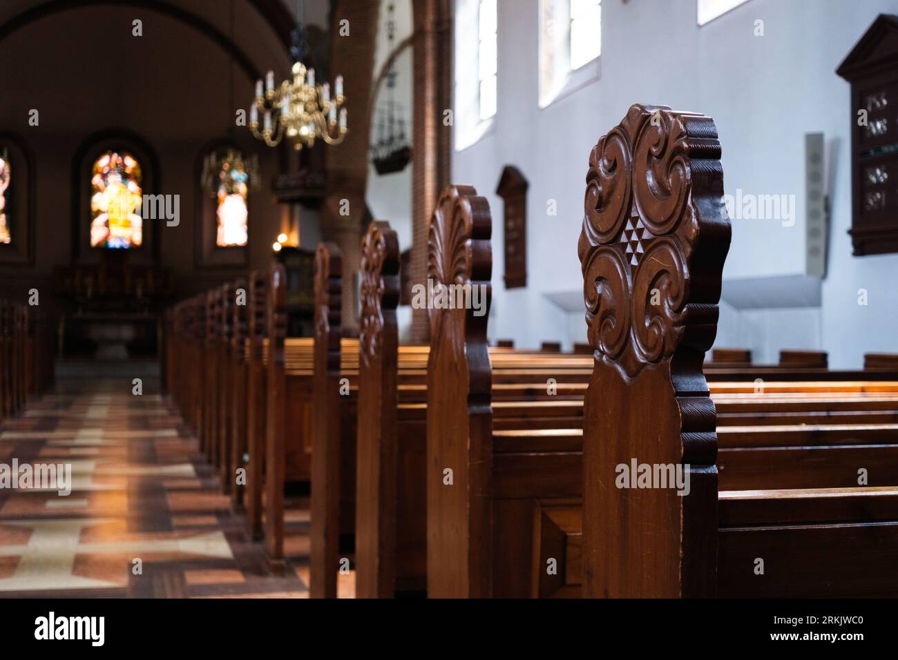 Das Innere einer schönen und einfachen protestantischen Kirche in einer dänischen Stadt. Stockfoto