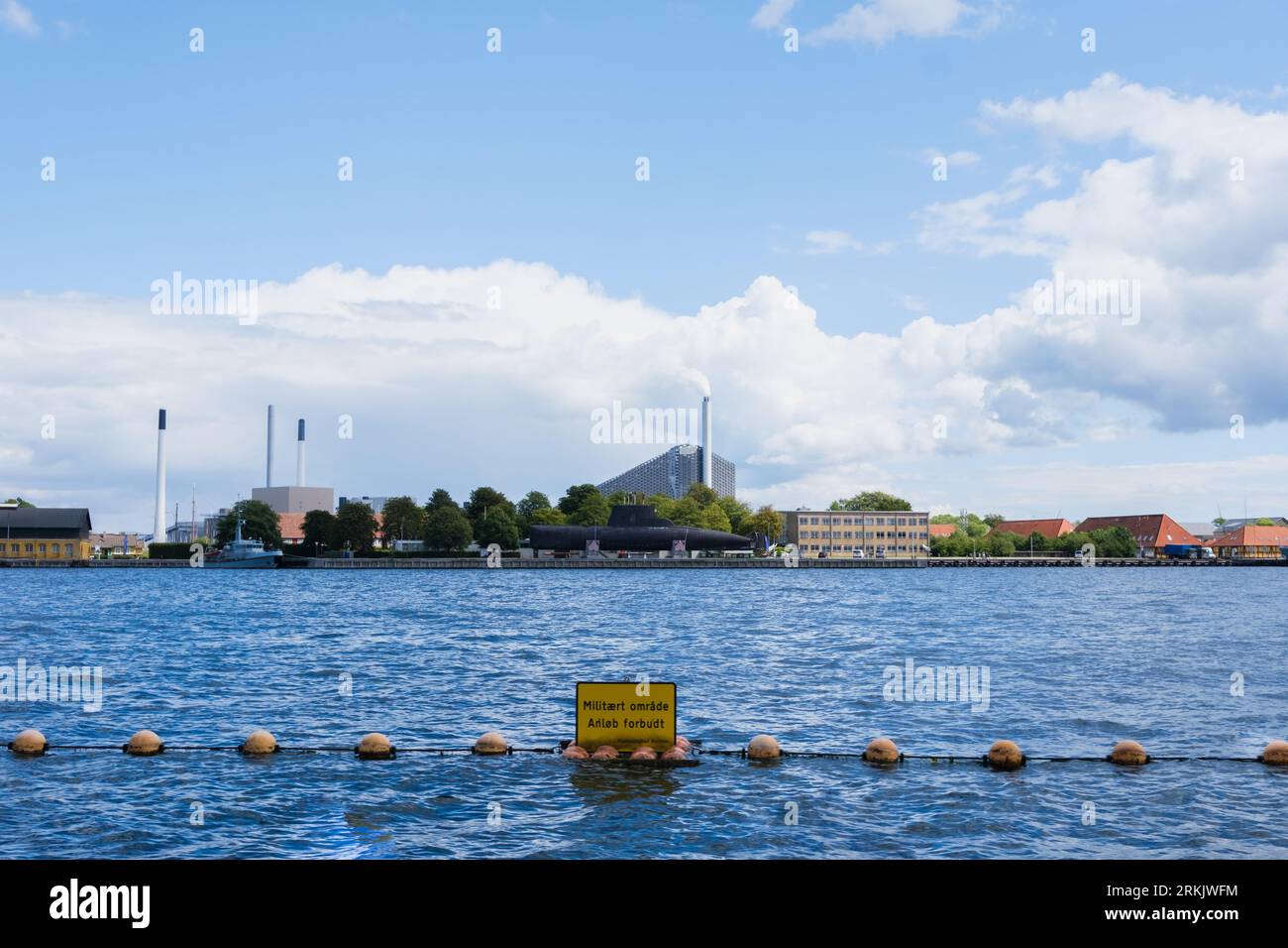 Historisches U-Boot, das Touristen in Kopenhagen, Dänemark, ausgesetzt ist. Stockfoto