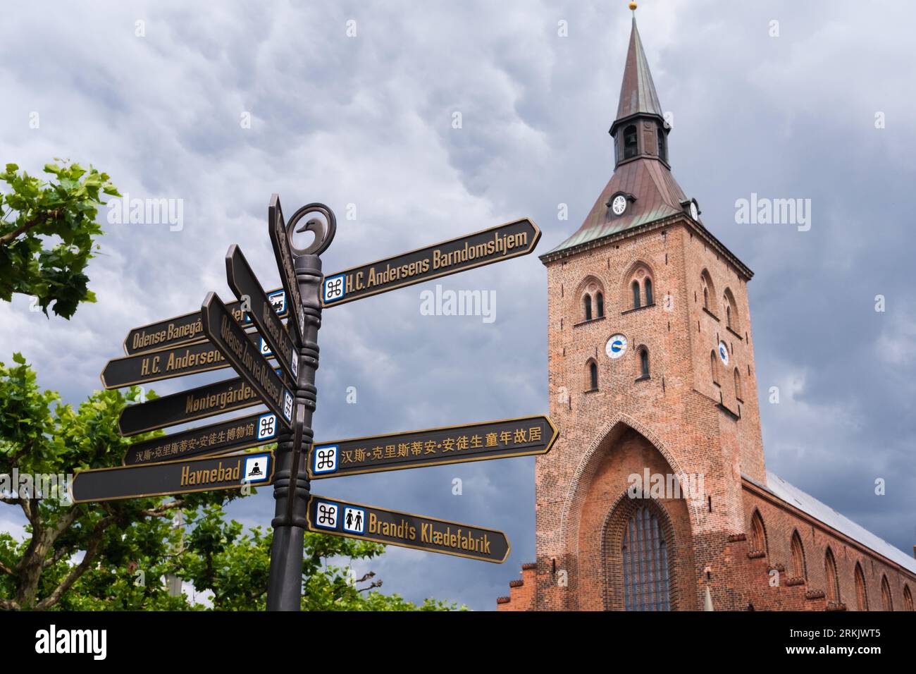 Ein Post mit Hinweisen auf die Richtungen der Touristenattraktionen in der Stadt Odense, Dänemark. Stockfoto