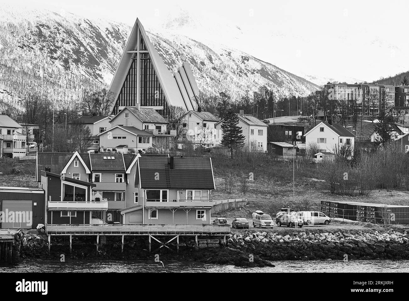 Schwarz-weiß-Foto der Arktischen Kathedrale (Tromsdalen Kirke, Ishavskatedralen) oder „Kathedrale des Arktischen Ozeans“ an der Tromsøysundet-Straße Stockfoto