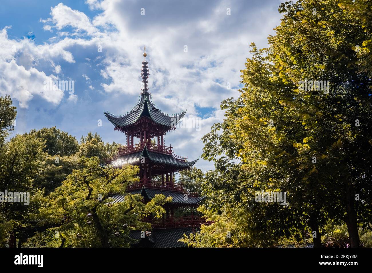 Ein schlanker Turm mit traditioneller chinesischer Architektur inmitten von Bäumen in einem Wald. Stockfoto