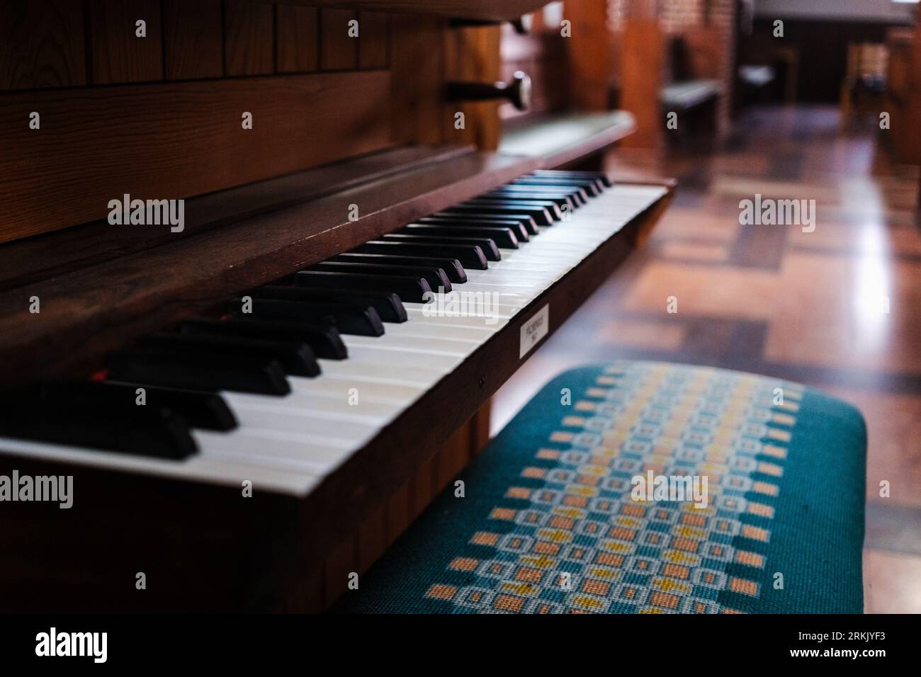 Tastatur einer kleinen Orgel in einer Kirche. Stockfoto