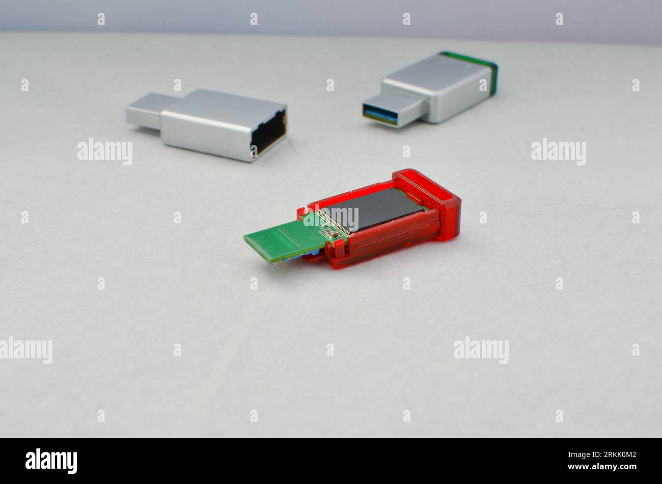 Nahaufnahme eines offenen USB-Sticks, bei dem die internen Schaltkreise für Reparatur und Wartung offengelegt werden. Bezieht sich auf das Konzept der Technologie oder der erweiterten Datenwiederherstellung Stockfoto