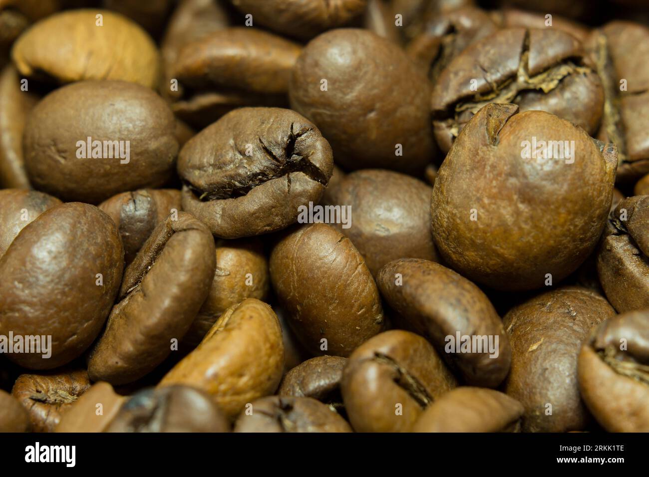 Gruppe gerösteter Kaffeebohnen in der Makrofotografie Stockfoto