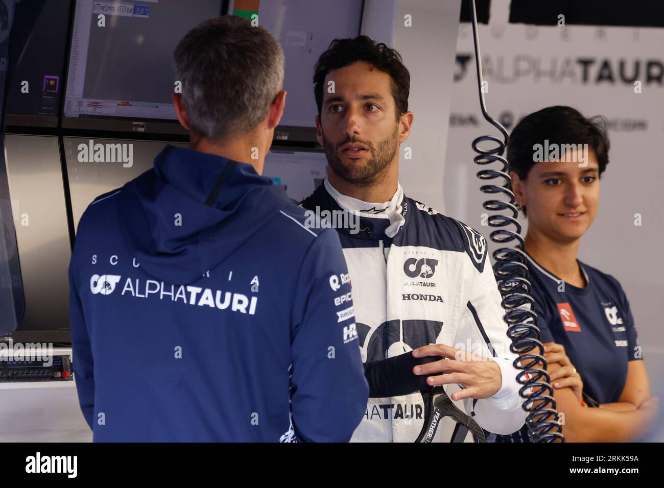 ZANDVOORT, NIEDERLANDE - 24. AUGUST: Daniel Ricciardo von Scuderia AlphaTauri spricht mit dem Teamkollegen von Scuderia AlphaTauri während der niederländischen GP-Formel Stockfoto