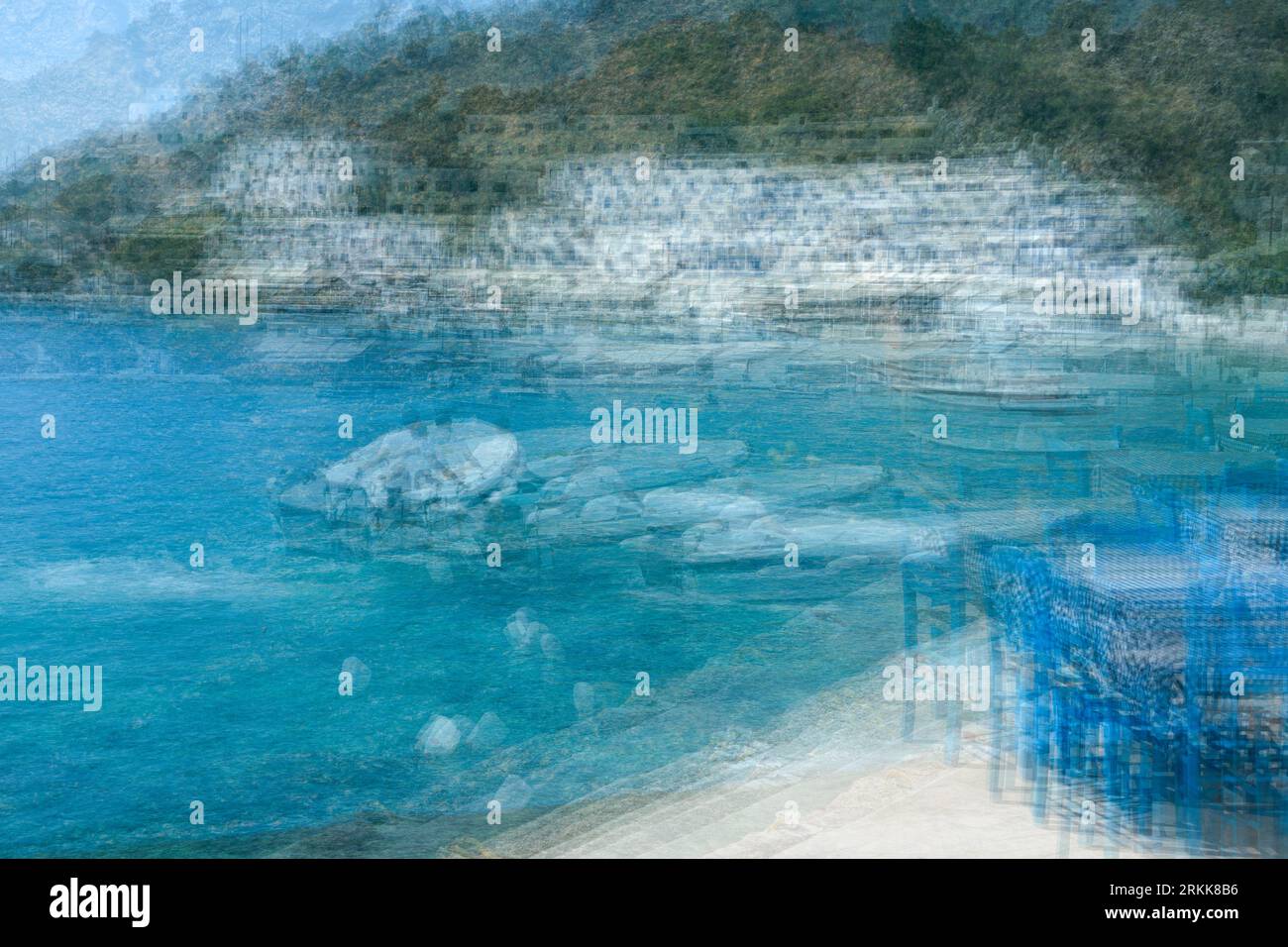 Dieses abstrakte Bild, das sich durch mehrere Belichtungen überschneidet, vermittelt einen Eindruck von der Uferpromenade, dem Hafen und den weiß getünchten Hotels in Loutro, die es umgeben Stockfoto