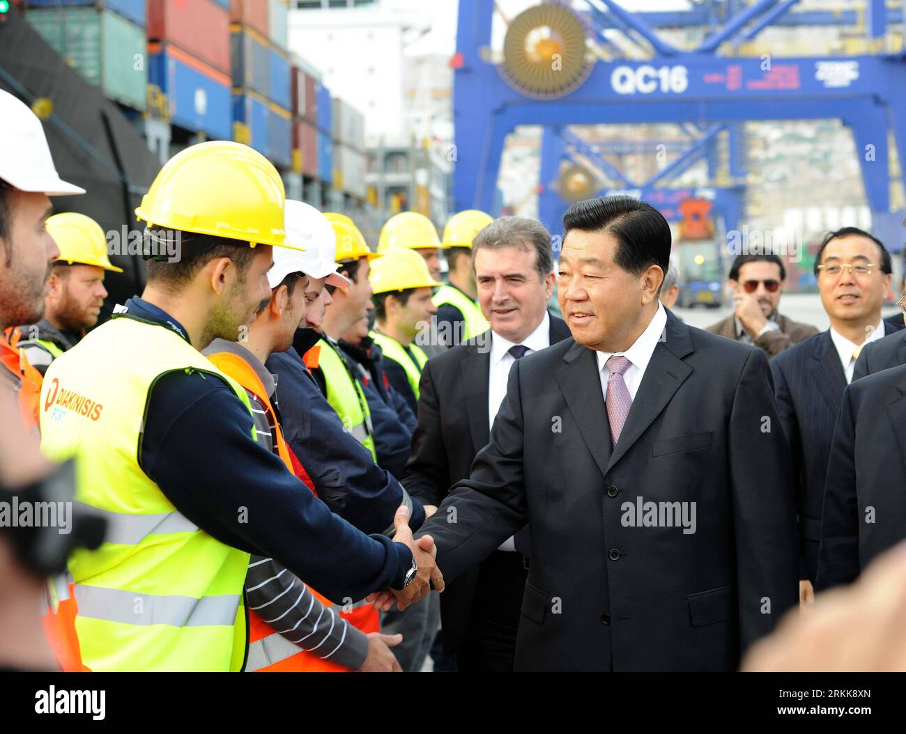 Bildnummer: 56212351 Datum: 24.10.2011 Copyright: imago/Xinhua (111024) -- ATHEN, 24. Oktober 2011 (Xinhua) -- Jia Qinglin (R Front), Vorsitzender des National Committee of the Chinese People s Political Consultative Conference, schüttelt die Hand mit Hafenarbeitern, während er am 24. Oktober 2011 eine Inspektion des Containerterminals Piraeus No. 2 der China Ocean Shipping (Group) Company (COSCO) in Athen, Griechenland, durchführt. (Xinhua/Liu Jiansheng) (cxy) GREECE-ATHENS-CHINA-JIA QINGLIN-INSPECTION-PIRAECUS CONTAINER TERMINAL (CN) PUBLICATIONxNOTxINxCHN People Politik x0x xst 2011 quer 56212351 Datum 24 10 2011 Stockfoto