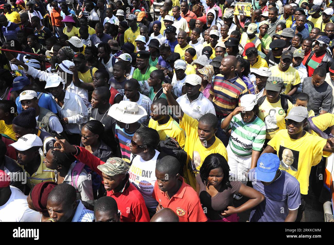 Bildnummer: 56226562 Datum: 28.10.2011 Copyright: imago/Xinhua (111028) -- PRETORIA, 28. Oktober 2011 (Xinhua) -- Demonstranten nehmen am wirtschaftsfreiheitsmarsch in Pretoria, Südafrika, 28. Oktober 2011 Teil. Tausende nahmen an der Kundgebung der Jugendliga des Südafrikanischen Nationalkongresses Teil, um wirtschaftliche Freiheit und Nationalisierung von Mineralien zu fordern. (Xinhua/Li Qihua) (msq) SÜDAFRIKA-ANG YOUTH LEAGUE-MARCH PUBLICATIONxNOTxINxCHN Gesellschaft Politik Demo Protest Südafrika Wirtschaft Friedensmarsch ANC Jugend x0x xst Premiere 2011 quer 56226562 Datum 28 10 2011 Kopie Stockfoto