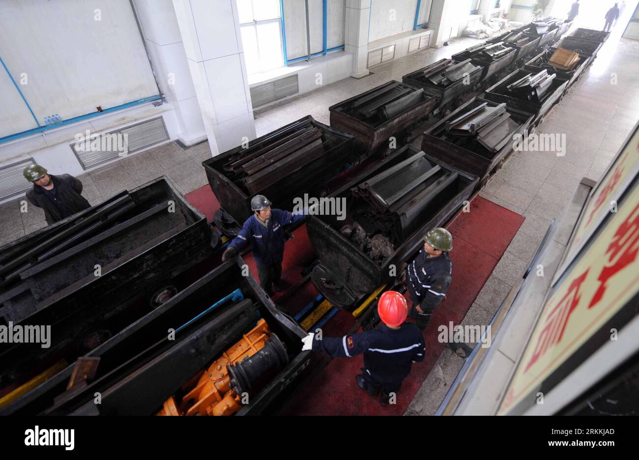 Bildnummer: 56248398 Datum: 04.11.2011 Copyright: imago/Xinhua (111104) -- ZHENGZHOU, 4. November 2011 (Xinhua) -- Rettungskräfte transportieren Rettungsmaterial zu einem Brunnen in der Qianqiu-Kohlengrube in der Stadt Sanmenxia, Provinz Henan, 4. November 2011. Am Donnerstag um 19:45 Uhr brach ein Felsbruch in der Kohlengrube aus. Bei weitem wurden vier Tote bestätigt und sieben Bergleute an die Oberfläche gehoben und gerettet. Es sind immer noch 50 Bergleute unter der Erde gefangen. (Xinhua/Zhu Xiang) (hdt) CHINA-HENAN-KOHLEBERGBAU-BERSTRETTUNG (CN) PUBLICATIONxNOTxINxCHN Wirtschaft Bergbau Fotostory Kohlenmine Stockfoto