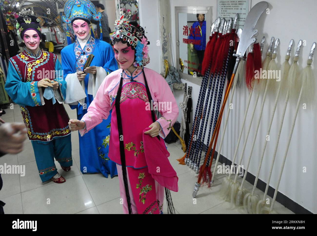 Bildnummer: 56264310 Datum: 08.11.2011 Copyright: imago/Xinhua (111109) -- WUHAN, 9. November 2011 (Xinhua) -- Stephanie Wille (R), Lauren Engleman (C) und April Aubert, Mitglieder der Qi Shufang Peking Opera Troupe, Proben für die Aufführung während des 6. China Peking Opera Art Festivalin Wuhan City, Hauptstadt der zentralchinesischen Provinz Hubei, am 8. November 2011. Qi Shufang, Gründer der Qi Shufang Peking Opera Troupe, ist sowohl in China als auch in den Vereinigten Staaten als Meisterdarsteller bekannt. Qi begann im Alter von vier Jahren mit dem Studium der Peking-Oper und ging später an die Shanghai Dramatic School. Nach dem Sieg Stockfoto