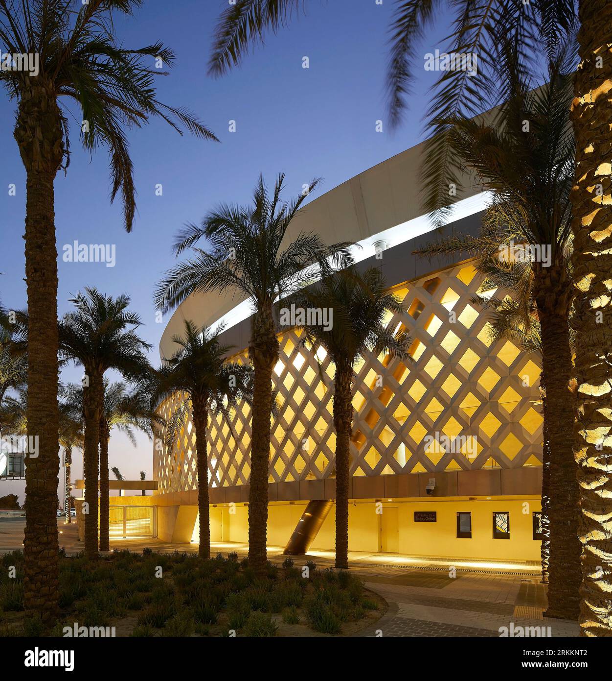 Geschwungene Fassade und beleuchteter Innenraum. 360 Mall, Kuweit City, Kuwait. Architekt: CRTKL, 2021. Stockfoto