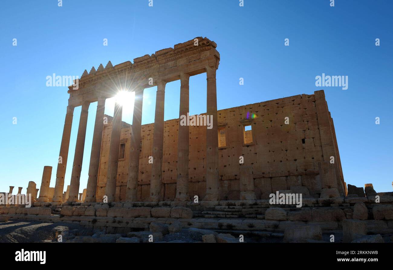 (111109) -- DAMASKUS, 9. November 2011 (Xinhua) -- Besucher sehen den Tempel von Bel an der Stätte von Palmyra, 215 km nordöstlich von Damaskus, Hauptstadt von Syrien, 9. November 2011. Als berühmte Stadt in der alten Seidenstraße war Palmyra einst ein Handelszentrum, das den Osten und den Westen verband. Palmyras Wohlstand blieb über 300 Jahre lang erhalten und krönte sich zur Braut der Wüste. Die Stätte Palmyra, die eine Fläche von sechs Quadratkilometern umfasst, wurde 1980 von der UNESCO zum Weltkulturerbe erklärt. (Xinhua/Yin Bogu) SYRIEN-STANDORT PALMYRA PUBLICATIONxNOTxINxCHN 111109 Damaskus 9. November 2011 XINHUA Visito Stockfoto
