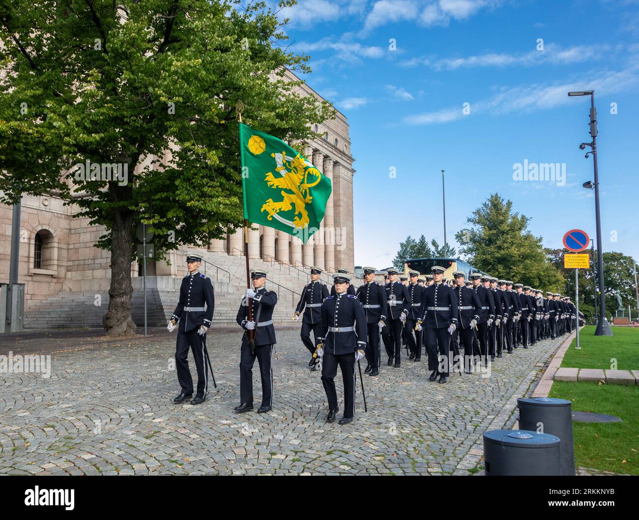 Die Schüler des 107th Cadet and 90th Midshipman Course beginnen ihre traditionelle Graduiertenparade vom Parlamentsgebäude zum Präsidentenpalast. Stockfoto