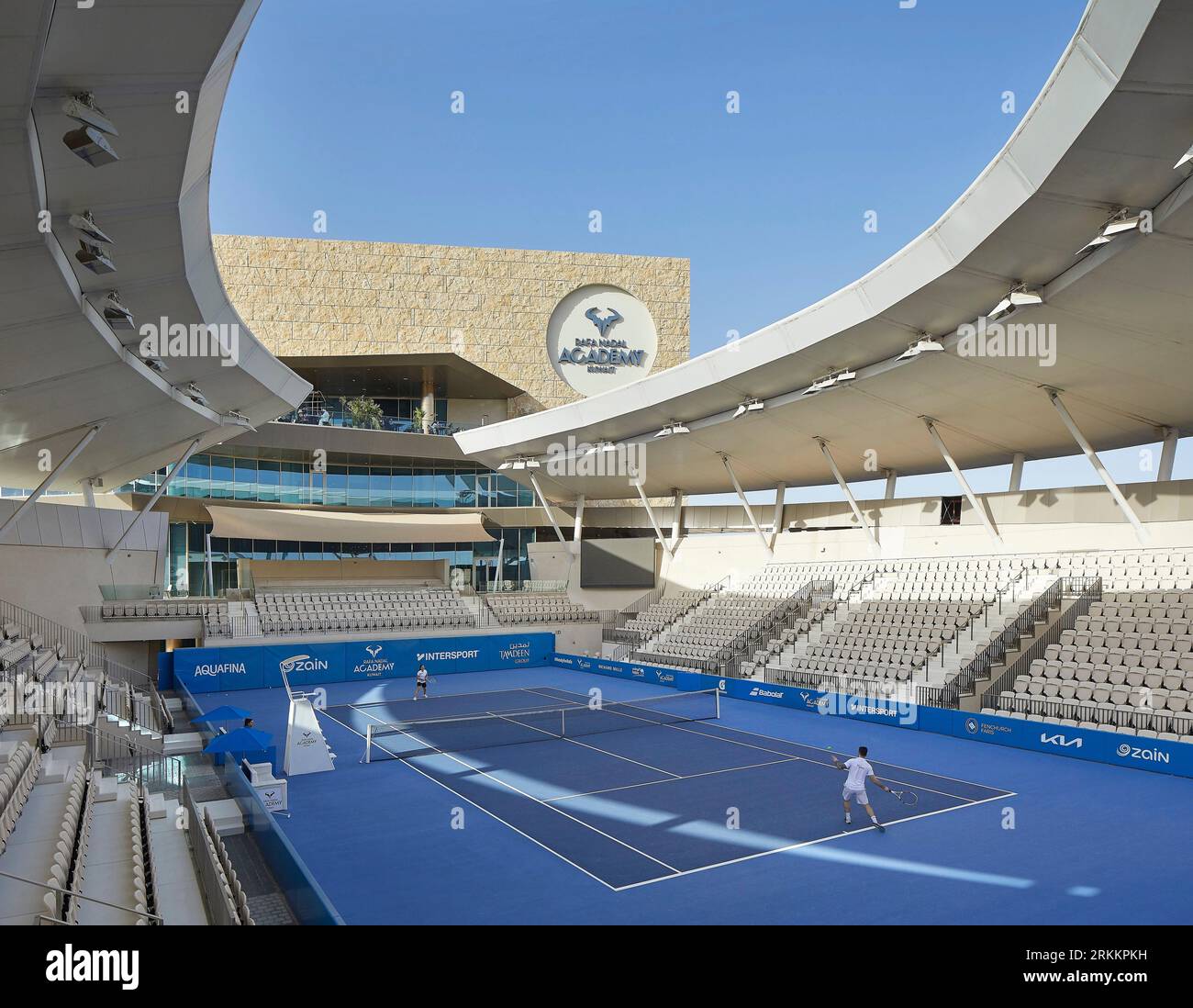 Trainingseinheit auf dem Tennisplatz im Freien. 360 Mall, Kuweit City, Kuwait. Architekt: CRTKL, 2021. Stockfoto
