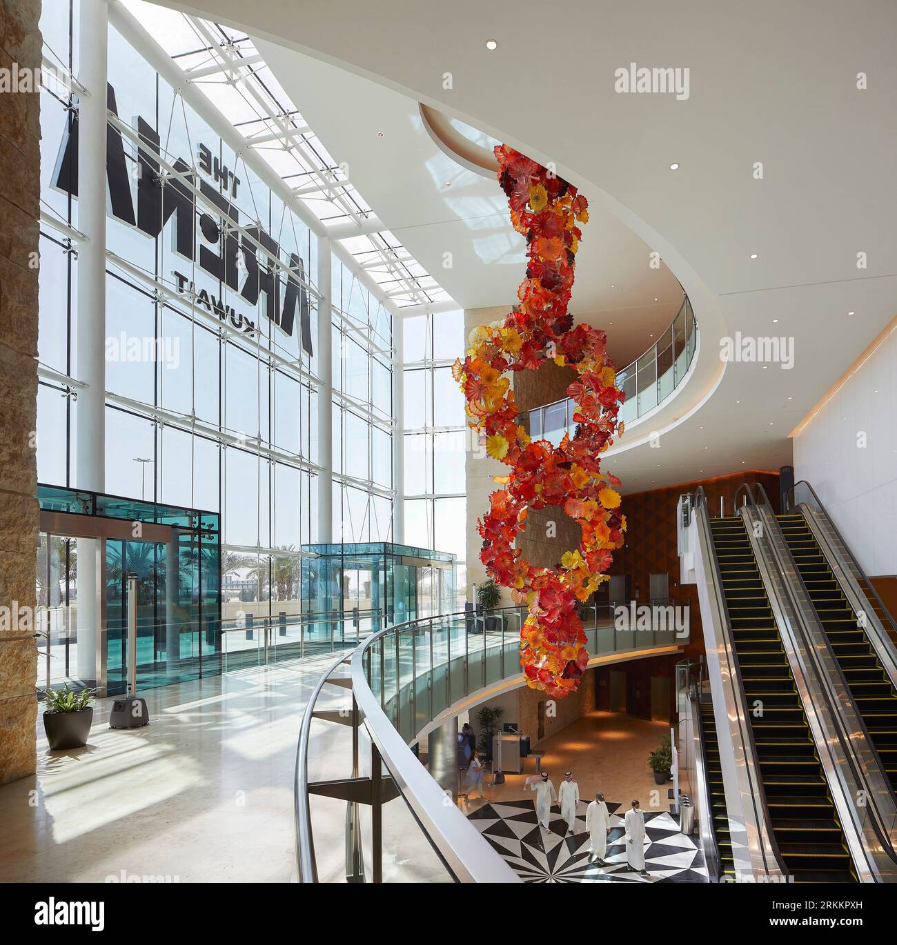 Mehrstöckiges Eingangsfoyer mit hängender Glasskulptur. 360 Mall, Kuweit City, Kuwait. Architekt: CRTKL, 2021. Stockfoto