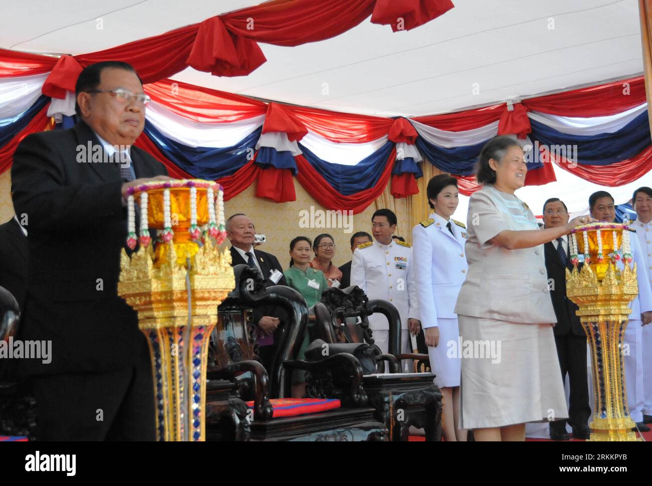 Bildnummer: 56271771 Datum: 11.11.2011 Copyright: imago/Xinhua (111111) -- THAKHEK(LAOS), 11. November 2011 (Xinhua) -- Bounnhang Vorachit, Vizepräsident von Laos (L Front), und Maha Chakri Sirindhorn, Prinzessin von Thailand (R Front), nehmen an der Eröffnungszeremonie der 1.423 Meter langen dritten Freundschaftsbrücke Laos-Thailand in Thakhek, Laos Zentralprovinz Khammouane, am 11. November 2011 Teil. (Xinhua/Wang Huan)(zwx) LAOS-THAKHEK-FREUNDSCHAFTSBRÜCKE PUBLICATIONxNOTxINxCHN People Politik Einweihung Brücke 3. Dritte Thai Lao Freundschaft Freundschaftsbrücke x0x xst Premiere 2011 quer 56271771 Datum 11 11 Stockfoto