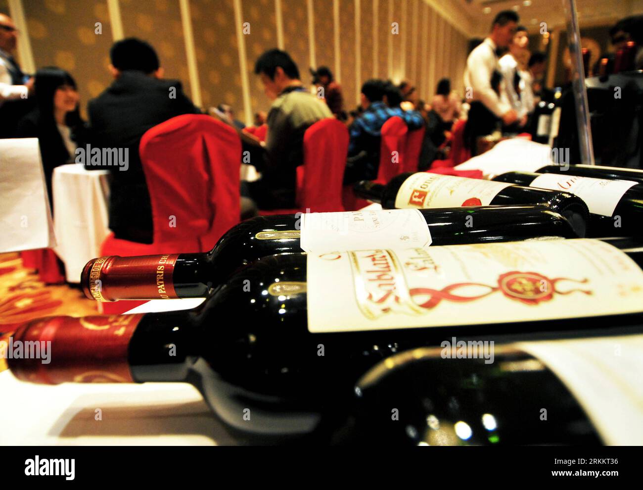 Bildnummer: 56273894  Datum: 12.11.2011  Copyright: imago/Xinhua (111112) -- WUHAN, Nov. 12, 2011 (Xinhua) -- Vintners engage themselves in one-on-one business talks at the 2nd Bordeaux and Aquitaine Wine Festival in Wuhan, central China s Hubei Province, Nov. 12, 2011. Over 100 wine experts from central China will taste and evaluate 176 wines produced in vineyards of Bordeaux and the rest of southwest France s Aquitaine region during the 3-day event, which kicked off Saturday in Wuhan. (Xinhua/Xiao Yijiu) (lmm) CHINA-HUBEI-WUHAN-WINE FESTIVAL (CN) PUBLICATIONxNOTxINxCHN Gesellschaft Wirtschaf Stockfoto