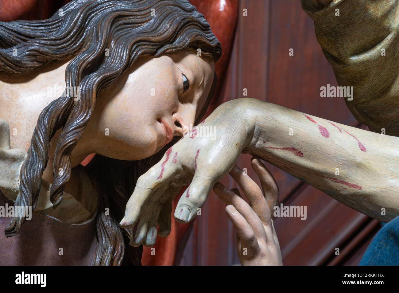 GENUA, ITALIEN - 8. MÄRZ 2023: Das Detail der geschnitzten polychromen Skulpturengruppe von Pieta in der Kirche Chiesa di san Filippo Neri Stockfoto