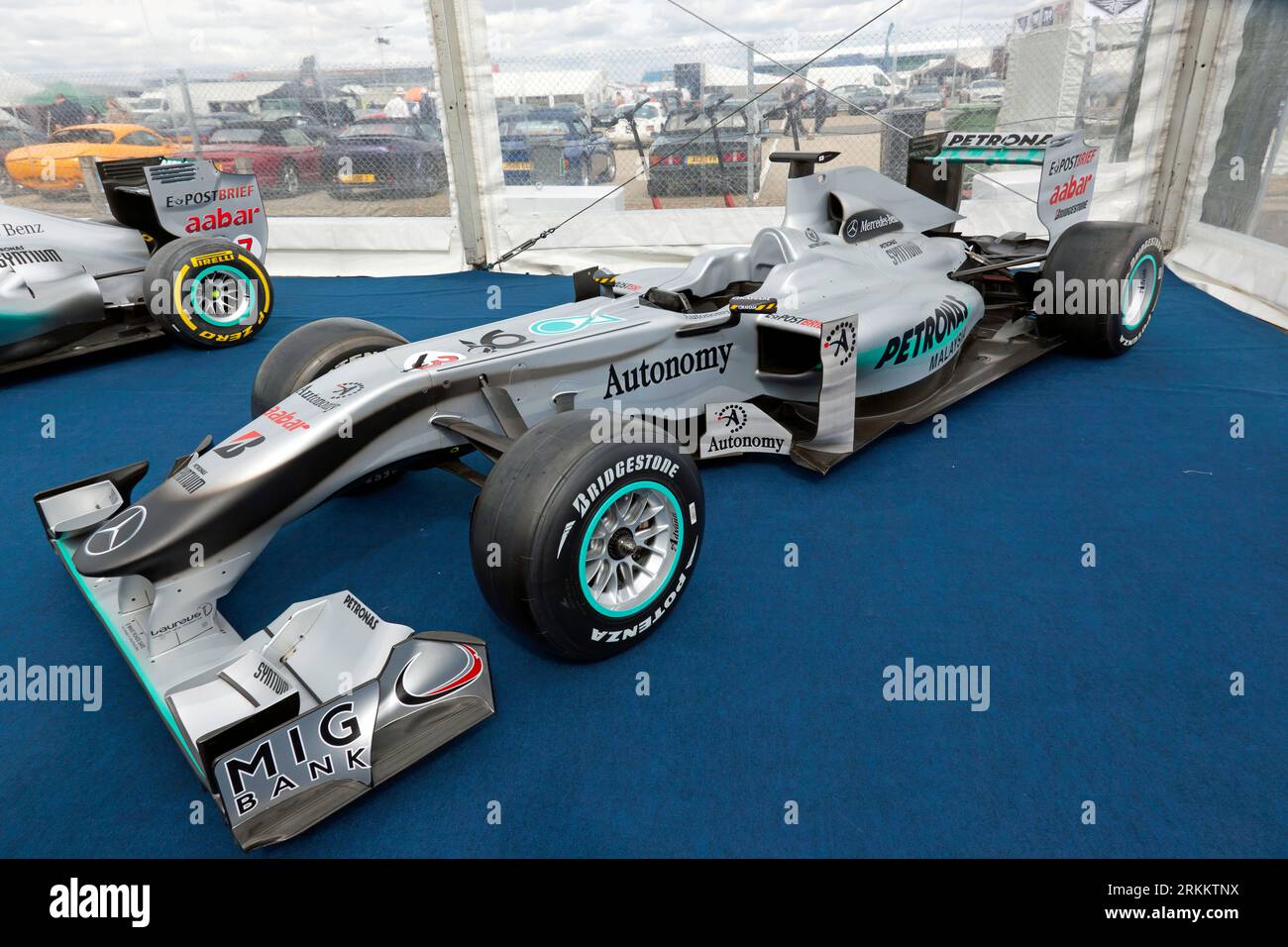 Dreiviertel-Vorderansicht des Mercedes MGP W01 Formel-1-Rennwagens von Michael Schumacher 2010 auf dem Silverstone Festival 2023 Stockfoto