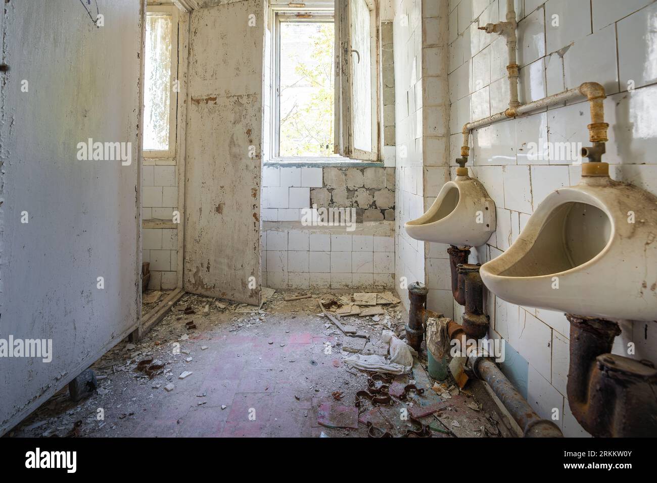 Verlassene Toilette für Herren mit Urinalen im Duga Radar Control Center - Tschernobyl Exclusion Zone, Ukraine Stockfoto