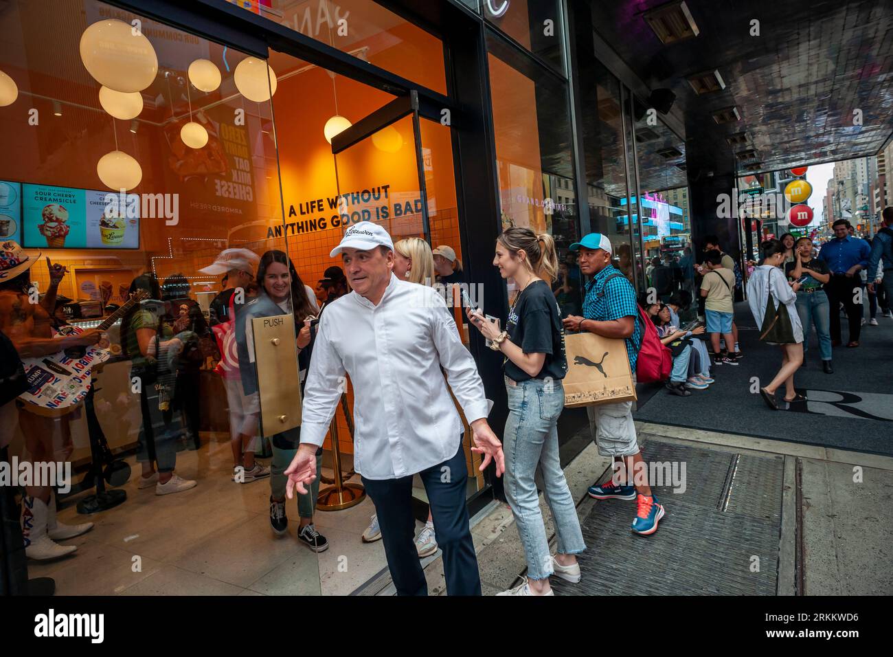 Prominentchef Jean-Georges Vongerichten bei der Eröffnung des 50. Van Leeuwen Eisdielen-Ladens am Times Square New York am Donnerstag, den 24. August 2023. Die Marke hat sich mit Vongerichten zusammengetan, um eine Sonderedition mit dem Geschmack „Sour Cherry Creamsicle“ zu kreieren. (© Richard B. Levine) Stockfoto